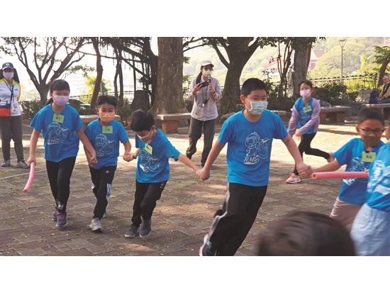 透過遊戲讓學生了解，獼猴的食物來源多元，不需人類餵食