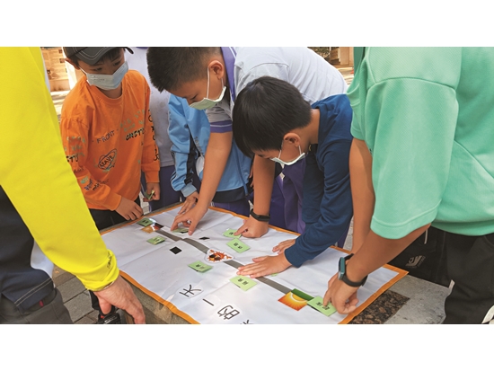 學生嘗試排列出臺灣獼猴一天的作息