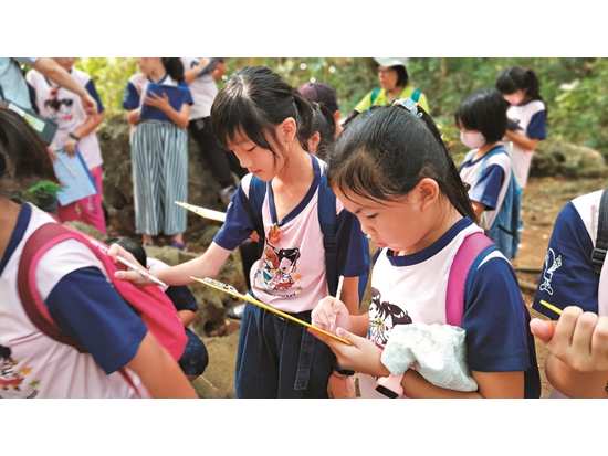 課程的重頭戲是帶領學生走進壽山國家自然公園步道，實際觀察獼猴