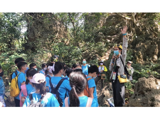 透過戶外觀察，學習與獼猴保持適當距離的方式