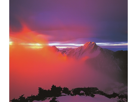 守候近15 天等到的玉山晨光