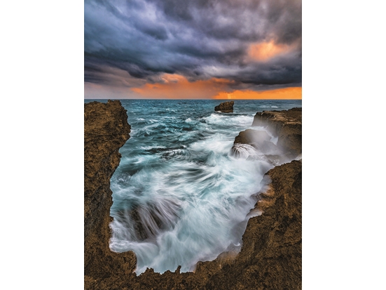 風浪裡冒險捕捉拍岸時刻──墾丁國家公園