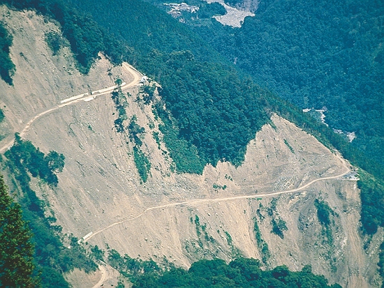 親眼見證道路開通對環境的影響／內政部營建署國家公園組 提供