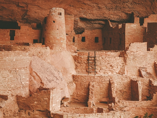 美國科羅拉多州梅薩維德國家公園（Mesa Verde National Park）中建築於峭壁上的印地安文化建築遺址。Mesa Verde意即「綠色平臺」，岩石平臺上綠樹茂盛，印地安人則在下方峭壁打造建築。／Alec Krum 提供
