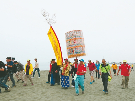 四年一度的安平迎媽祖上香山，於海邊遙祭進行／台管處 提供