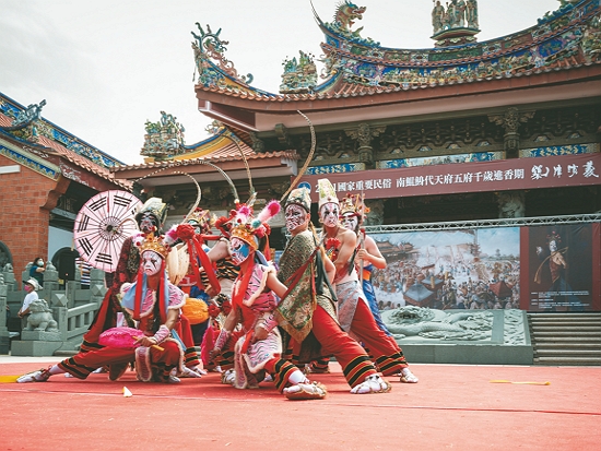 南鯤鯓代天府進香期，臺南新化鎮狩宮吳敬堂什家將進行藝陣演出／艾力克林 攝