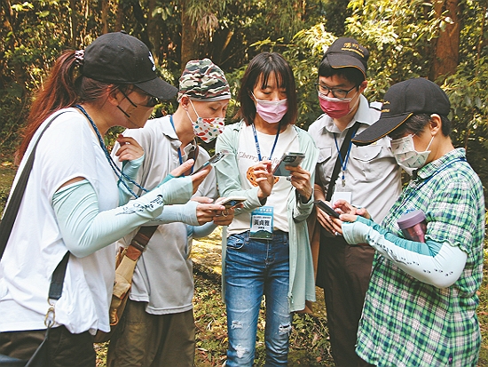 玩家組隊腦力激盪，運用APP破解關卡／陽管處 提供（張筱婉 攝）