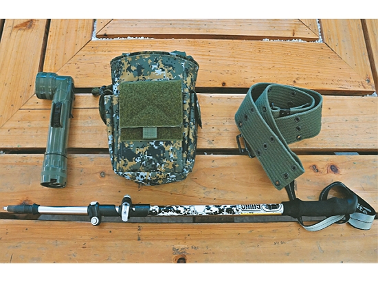 玩家配備手電筒、彈帶、S型腰帶、登山杖，踏上巡守之路／陽管處 提供（張雅雯 攝）