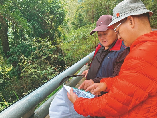 海樹兒・犮剌拉菲（右）前往玉山園區及周邊之舊社探勘，邀請熟悉該地的耆老指認地名／海樹兒・犮剌拉菲 提供