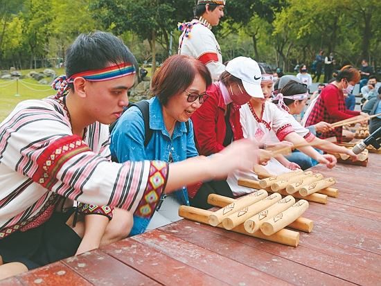 民眾參與太魯閣族傳統木琴體驗／太管處 提供