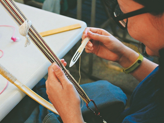 那都蘭工作室教導民眾體驗太魯閣族弓織／太管處 提供