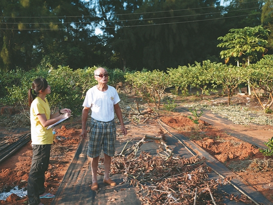 研究團隊訪問居民，調查赤腹松鼠對當地農業的危害／林良恭 提供
