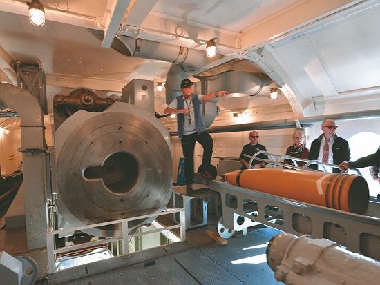 阿道夫砲砲座維護良好，由老兵講解運作流程／曾逸仁 提供