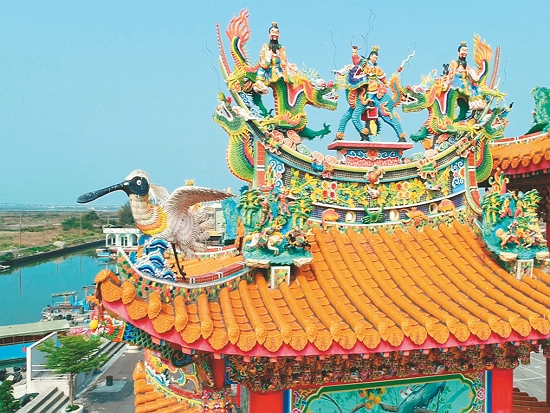 台江地區廟宇屋頂上的黑面琵鷺剪粘作品／梁皆得 提供