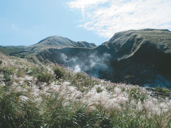 陽明山代表性火山地景之一的小油坑／陽管處 提供