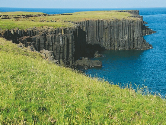 澎湖南方四島之一西吉嶼的柱狀玄武岩景觀／許光輝 攝