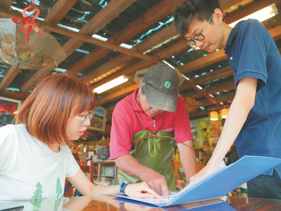 輔導單位查看田間管理紀錄／慈心基金會 提供