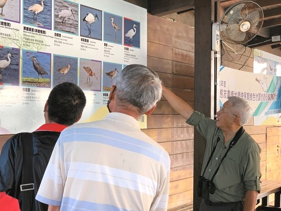 為漁民和民眾介紹在地常見鳥類／台管處 提供