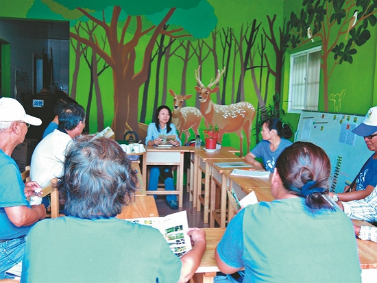 墾管處同仁每月與參與調查的居民相聚交流／墾管處 提供