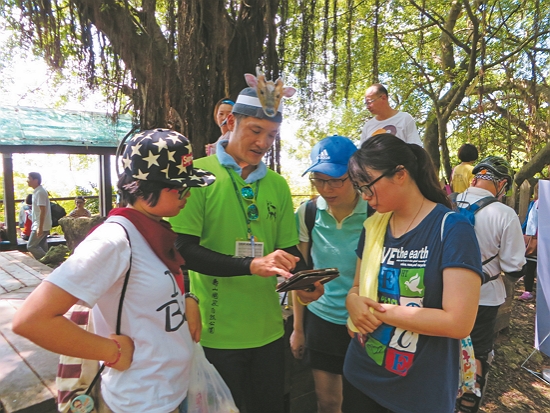 奉茶山友協助環教宣導／自管處 提供