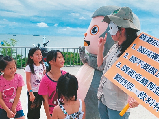 在遊憩熱點積極傳遞人猿共處正確觀念／自管處 提供