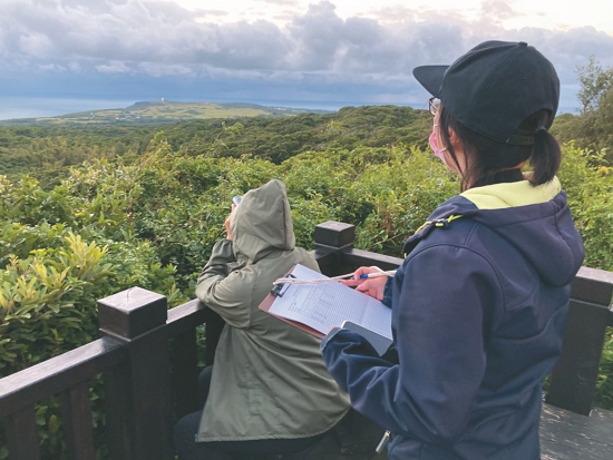 調查員透過地面記數針對通過墾丁的猛禽取樣／台灣猛禽研究會 提供