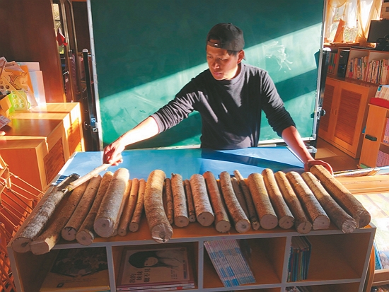 老師正在整理木琴製作的材料／新光國小司馬庫斯實驗分班 提供