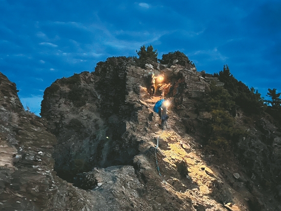 支援玉管處山屋太陽能電池更換／董啓聖 提供