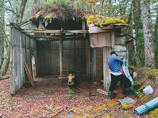 進行八通關越嶺道華巴諾駐在所砲庫修復作業／董啓聖 提供