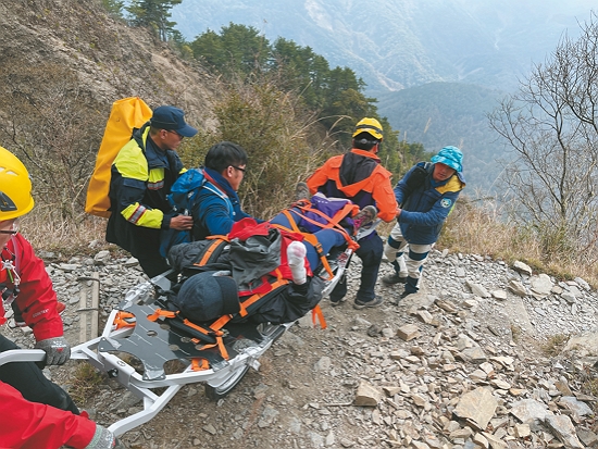 接獲報案，救援隊伍火速趕至現場協助／何昌穎 提供