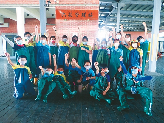 「半日漁夫鮮體驗」課程，學員化身半日漁夫，體驗潟湖漁業生態／徐顗雯 提供