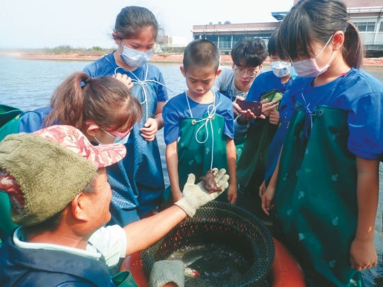 親身進入魚塭體驗，是最真實的環境教育／徐顗雯 提供