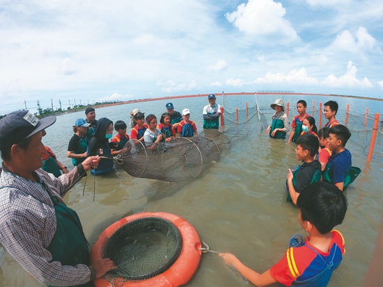 學員實際接觸定置漁網／徐顗雯 提供