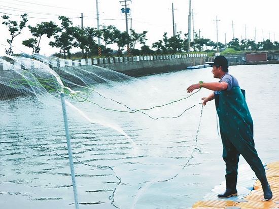 漁夫講師示範手拋網／徐顗雯 提供