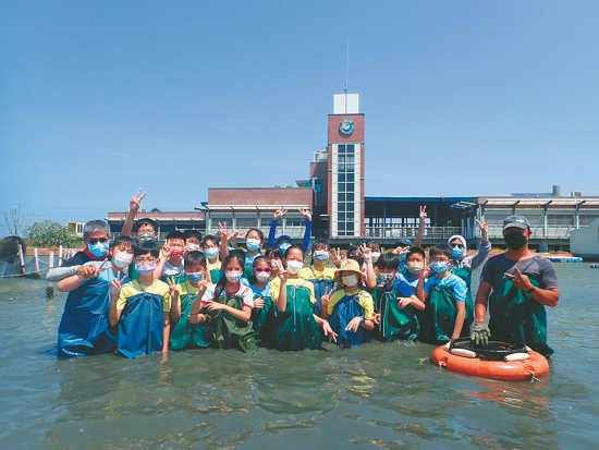 學員換上青蛙裝，進入魚塭／徐顗雯 提供