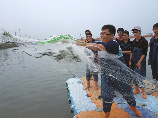 學員體驗非常考驗體力與技巧的手拋網／徐顗雯 提供