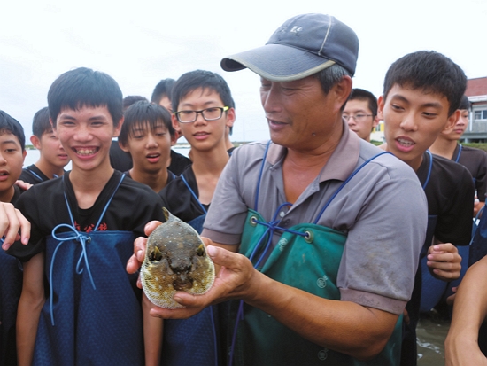 漁夫講師帶領學員認識捕獲的海洋生物／徐顗雯 提供