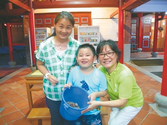 熱心民眾送來貝殼／黃淑凰 提供