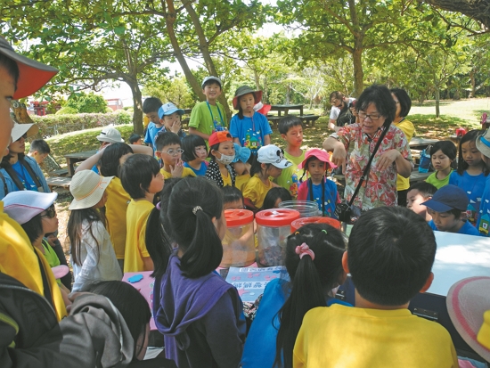 生動的解說吸引大小朋友聆聽／黃淑凰 提供