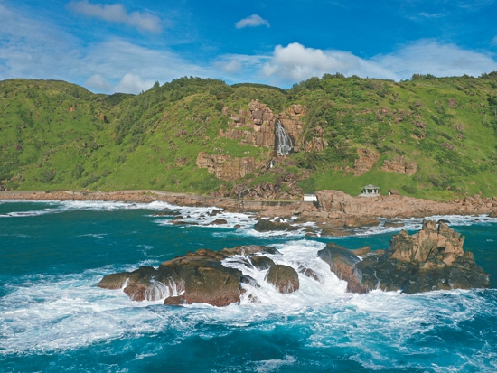 超過 140 萬公頃的海岸面積影響臺灣保育工作甚鉅（圖為佳樂水軍艦岩）／陳忠能 攝