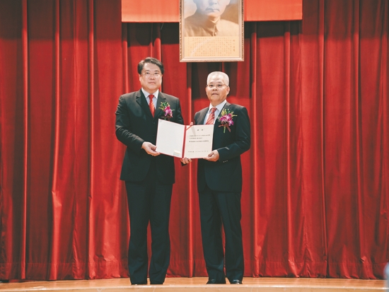 內政部長林右昌將布達命令頒予國家公園署署長陳茂春／國家公園署提供