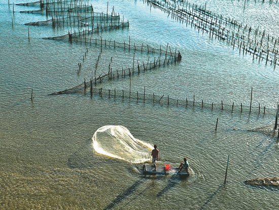 國家公園與居民、原住民之間維持良性互動，才能讓生態與社會共生共榮（圖為七股潟湖漁業活動）／台管處 提供