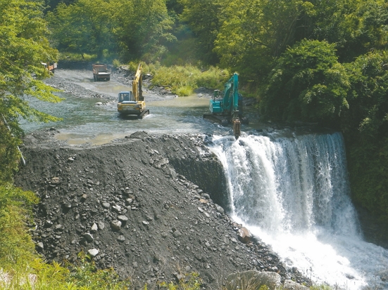 經過與相關單位努力溝通協調，終於拆除溪流上的攔砂壩／雪管處提供