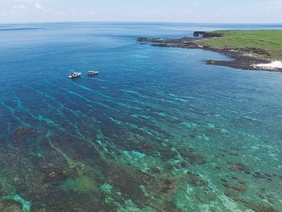 東吉嶼透藍的海水美景，潛藏海漂廢棄物的隱憂／海管處提供