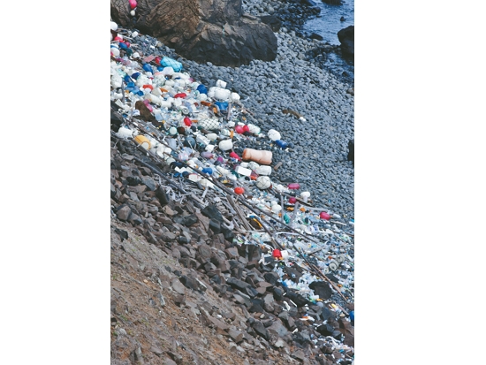 因地形、地理位置關係，海漂廢棄物經常堆積在澎湖南方四島國家公園的海岸／海管處 提供（陳源宏攝）