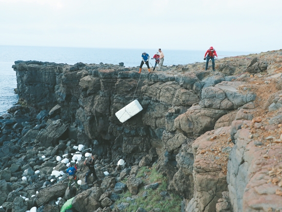 海漂廢棄物堆積在岩縫或岸邊，需以吊掛方式清理，十分耗時耗力且危險／海管處提供