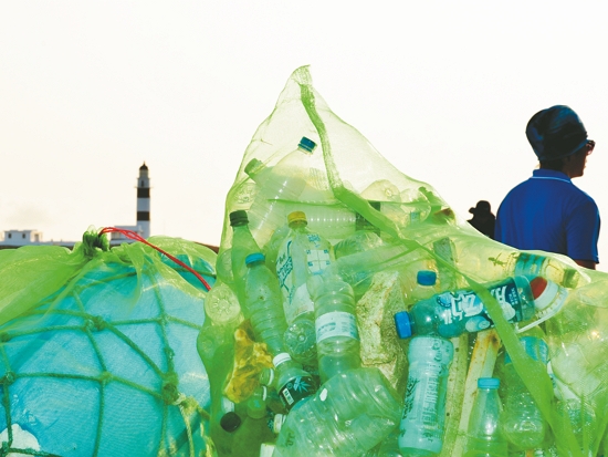 海漂廢棄物以保麗龍、塑膠瓶罐居多，裝入綠色網袋後暫置東吉嶼，後經船舶運至臺灣本島處理／海管處提供