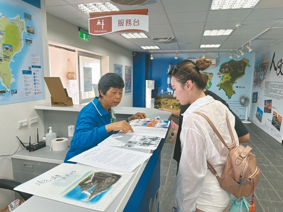 志工老師向民眾解釋來自世界各地，飄洋過海而來的空瓶罐標籤／海管處提供