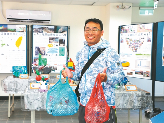 不少民眾衡量自己的力量後帶走不只一袋空瓶罐，讓管處人員與志工由衷感謝／海管處提供