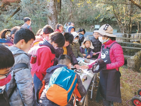 遊客來自四面八方，解說員根據人們的回饋及時調整互動內容／玉管處提供